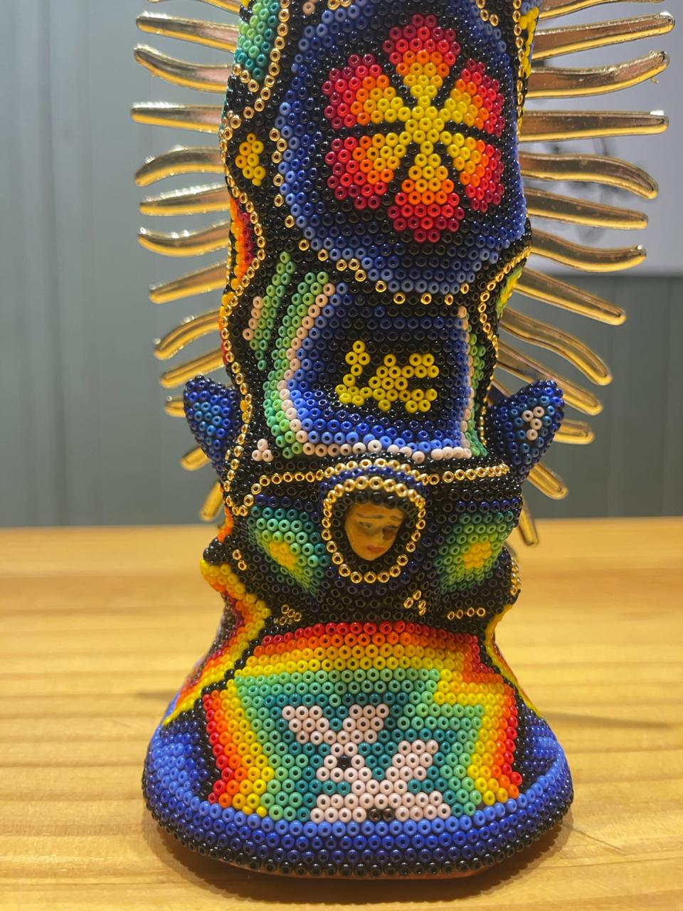 Nossa Senhora de Guadalupe de miçanga - flor vermelha