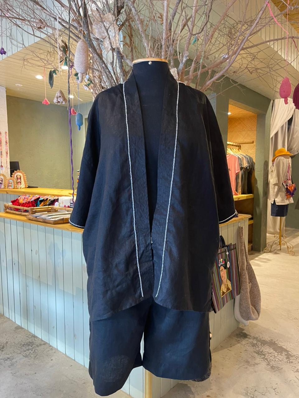 Quimono preto bordado com Nossa Senhora de Guadalupe - tamanho M