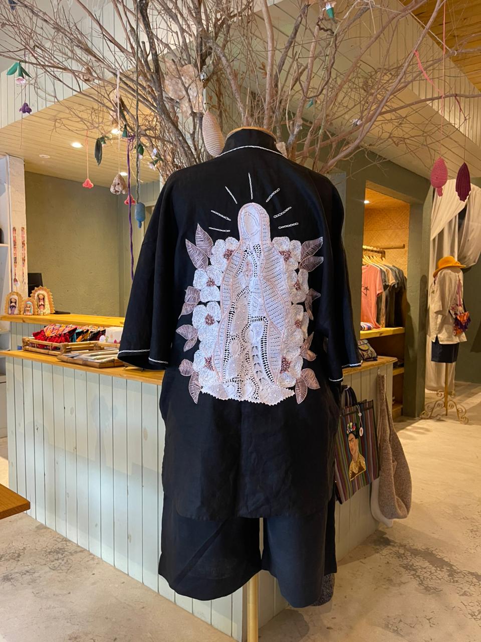 Quimono preto bordado com Nossa Senhora de Guadalupe - tamanho M