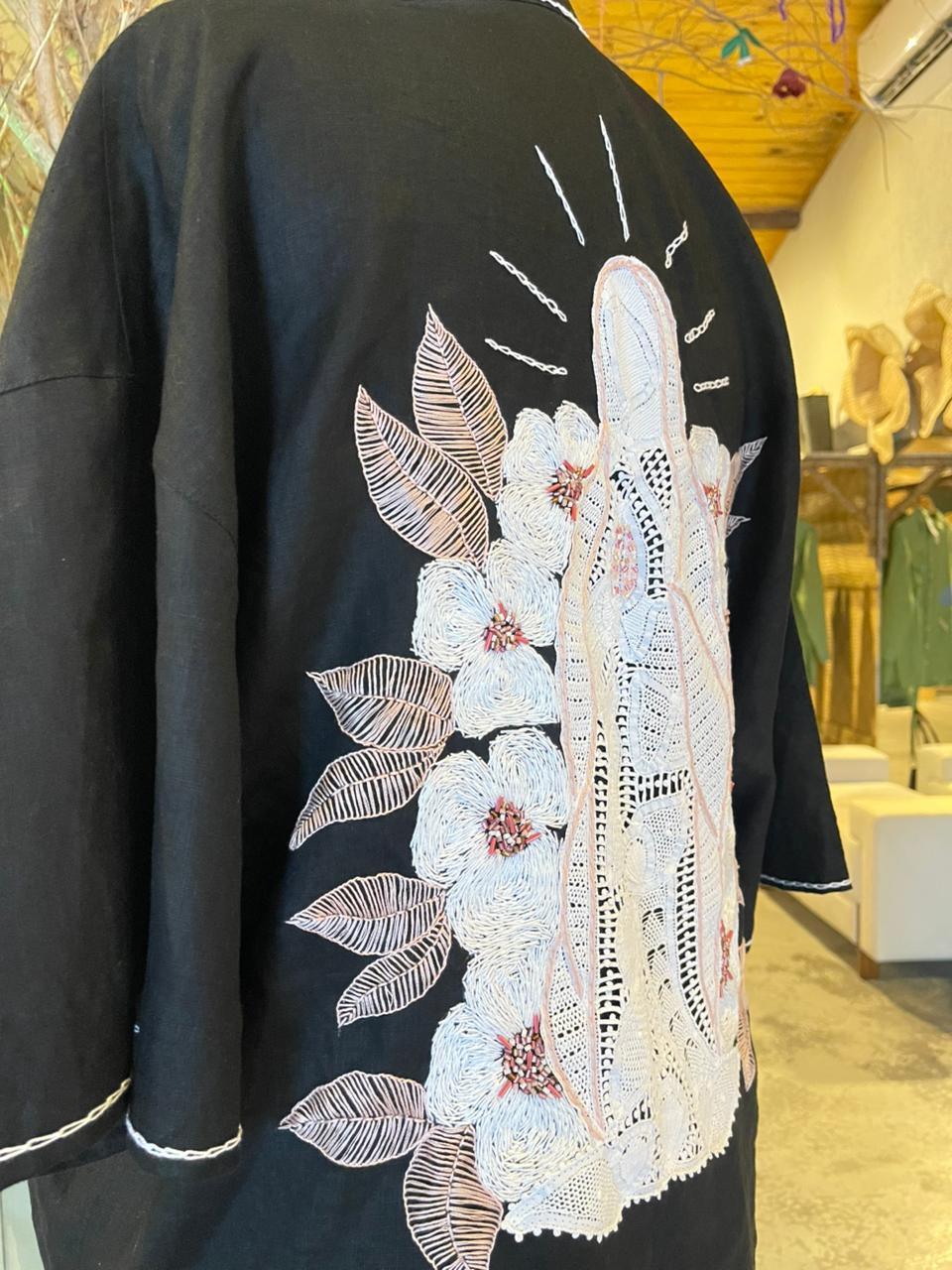 Quimono preto bordado com Nossa Senhora de Guadalupe - tamanho M
