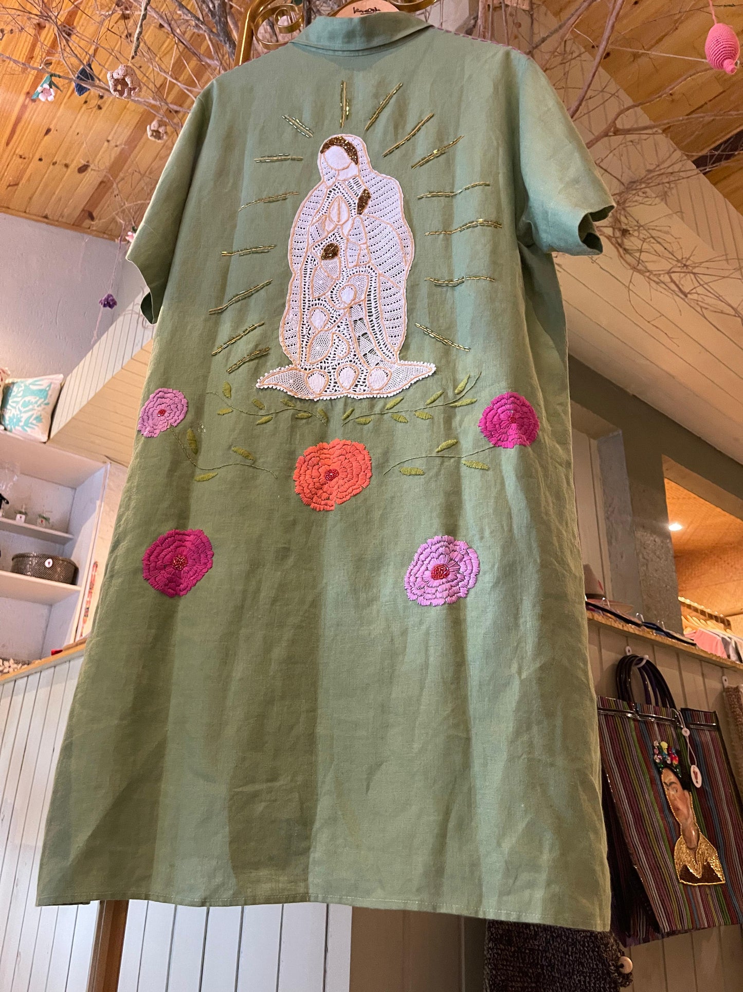 Chemise verde com bordado de Nossa Senhora de Guadalupe - tamanho G - Esgotado - Faça sua encomenda