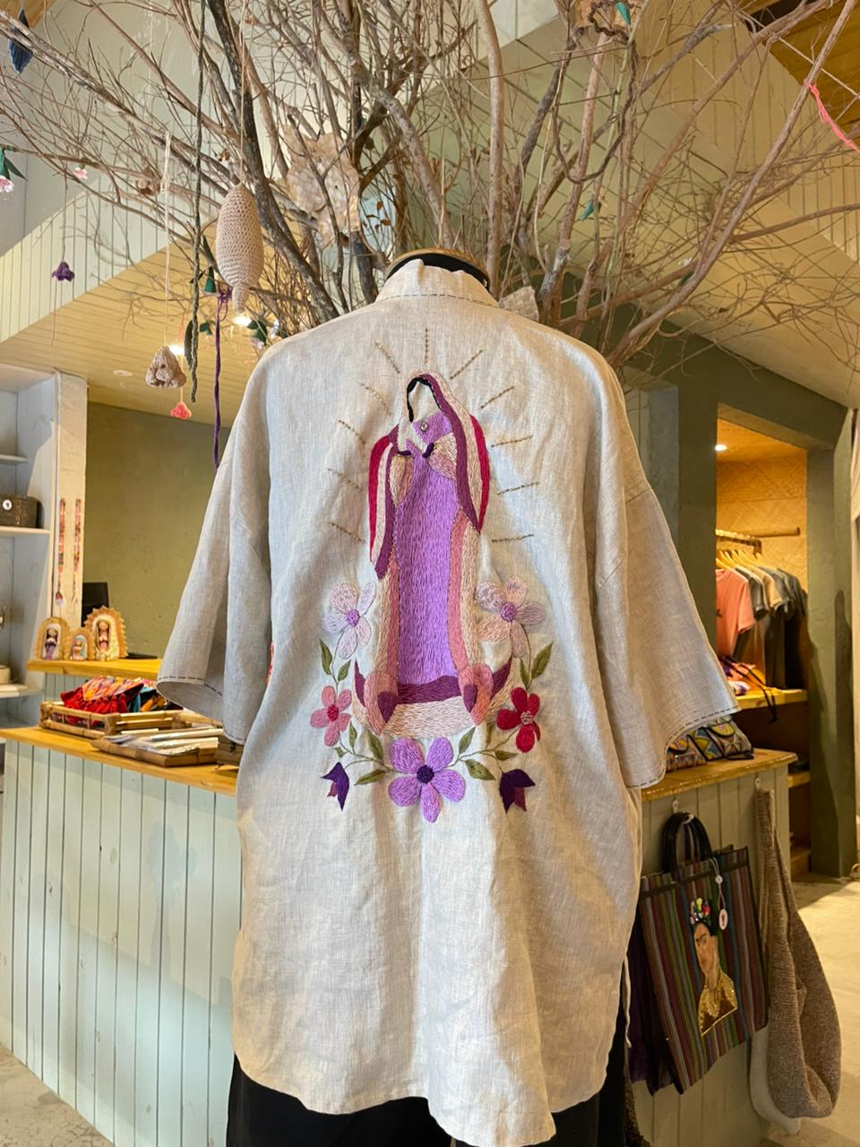 Quimono bordado com Nossa Senhora de Guadalupe - tons de lilás - tamanho M