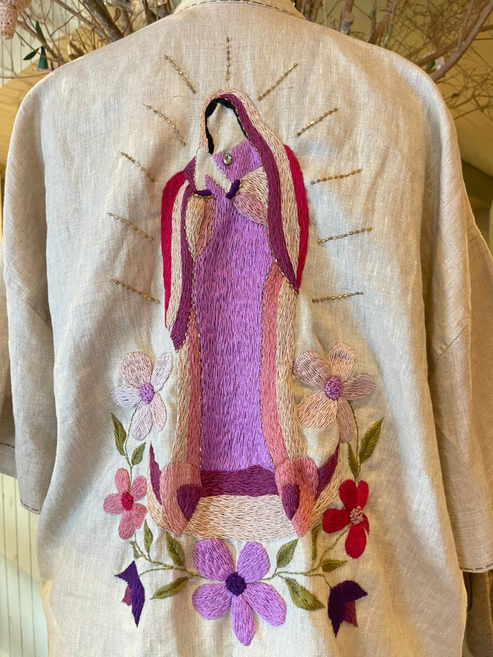 Quimono bordado com Nossa Senhora de Guadalupe - tons de lilás - tamanho M