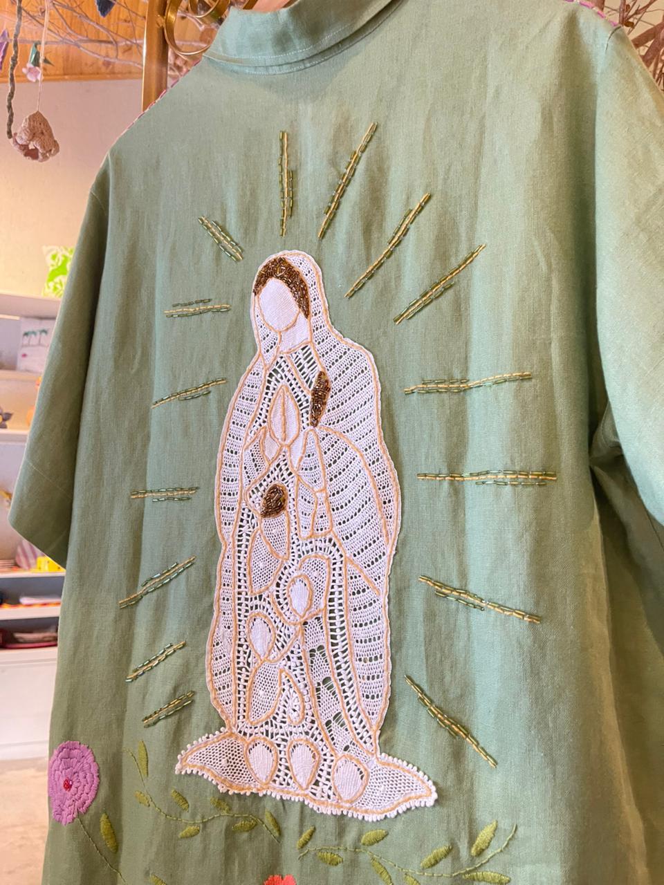Chemise verde com bordado de Nossa Senhora de Guadalupe - tamanho G - Esgotado - Faça sua encomenda