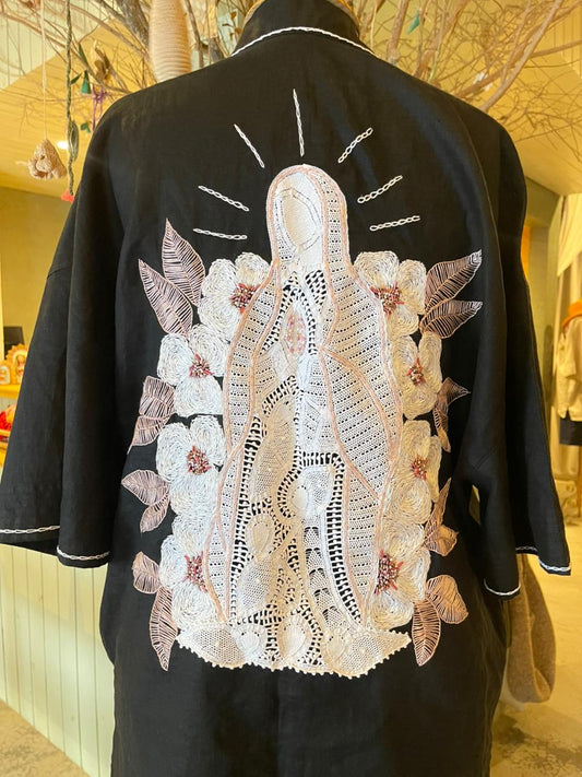 Quimono preto bordado com Nossa Senhora de Guadalupe - tamanho M