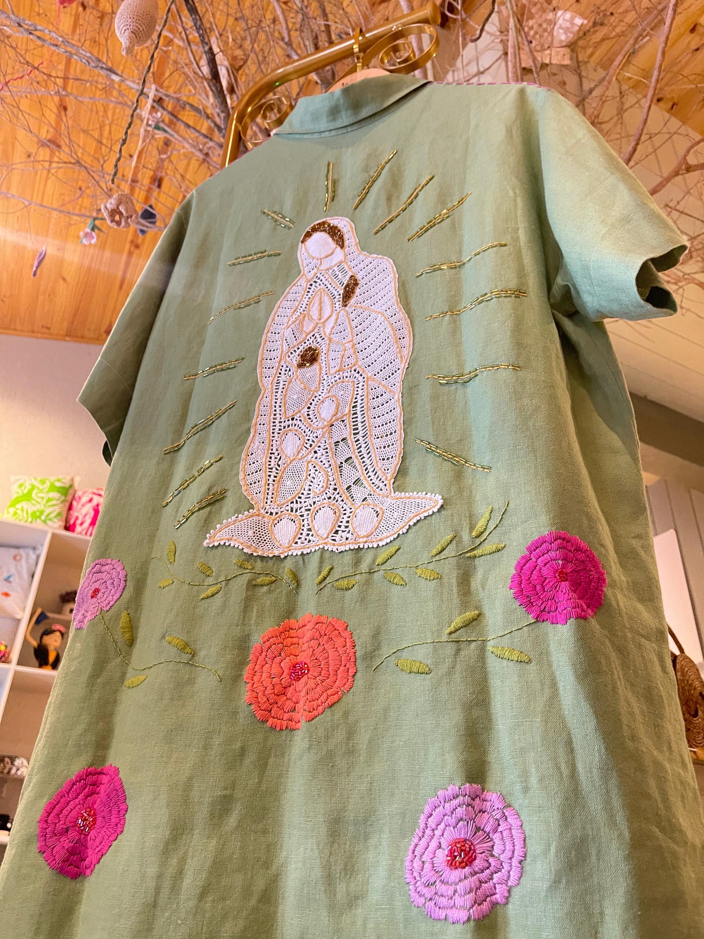 Chemise verde com bordado de Nossa Senhora de Guadalupe - tamanho G - Esgotado - Faça sua encomenda