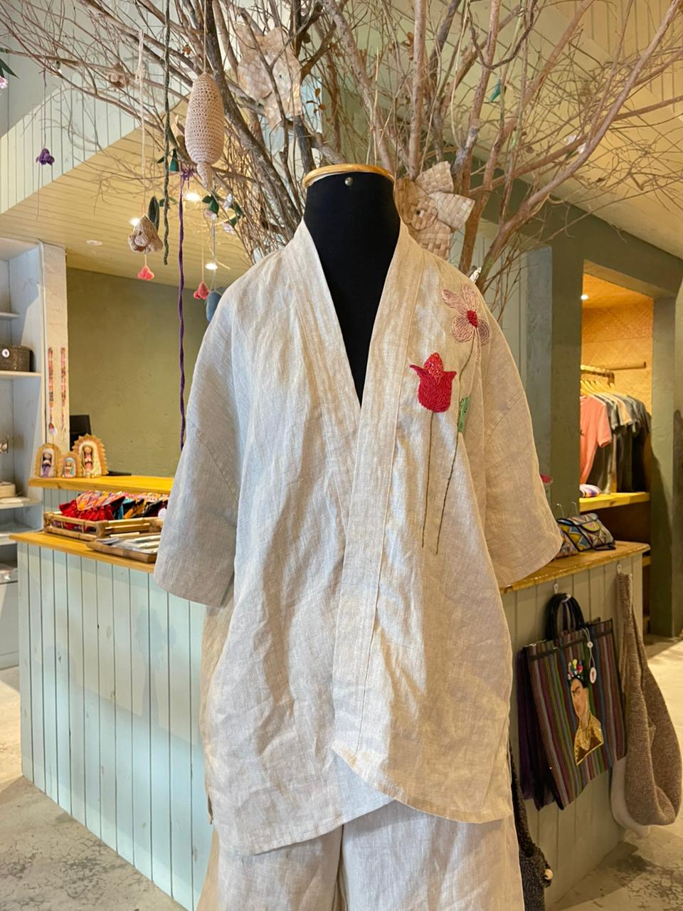 Quimono bordado com Nossa Senhora de Guadalupe - tons de amarelo - tamanho P