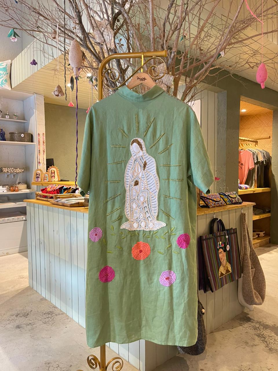 Chemise verde com bordado de Nossa Senhora de Guadalupe - tamanho G - Esgotado - Faça sua encomenda